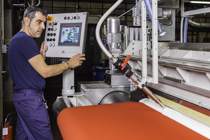 The extremely flexible texCoat unit at Mariani in Italy is allowing the company to carry out both knife over air and knife over roller coating based on simple and user-friendly PLC techniques. © Monforts