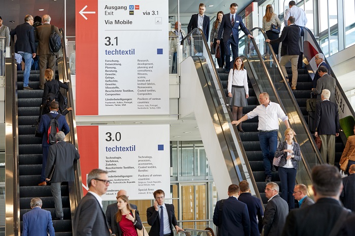 Visitors head to the halls of Techtextil. © Messe Frankfurt Exhibition GmbH/Jean-Luc Valentin