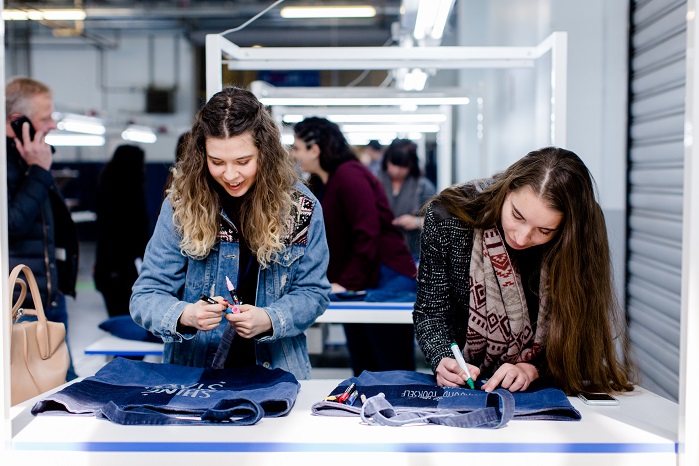 On the second day a workshop allowed visitors to get their hands on denim. © ISKO