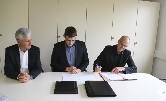 From right to left: Bernd Stoll, the CEO of the bs Group, signing the contract for the takeover of the ISO unit, Christopher Stoll from the Sales Division of the bs Group and Manfred Reinhold, a member of Management at Karl Mayer. © Karl Mayer