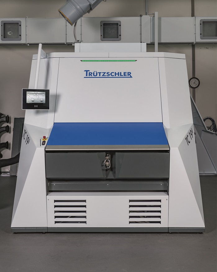 TC 19i: The first intelligent card with gap optimiser automatically and permanently adjusts the ideal carding gap. © Truetzschler