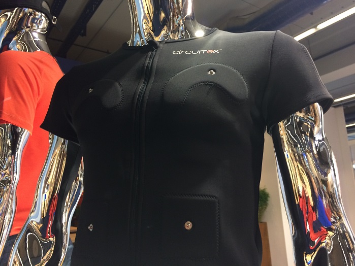 Mannequin wearing a suite, integrated with sensors. © Innovation in Textiles 