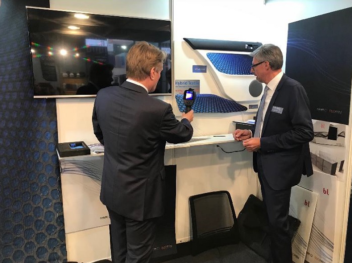 A visitor to the Mayer stand at Techtextil takes a close look at HTL eConnect. © Textildruckerei Mayer 