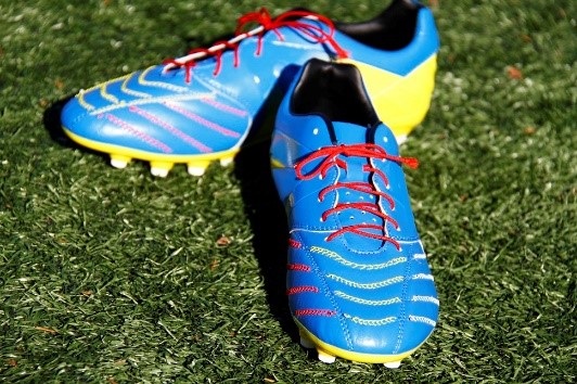Soccer shoes featuring the sensor detect contact area of the ball. © Teijin 