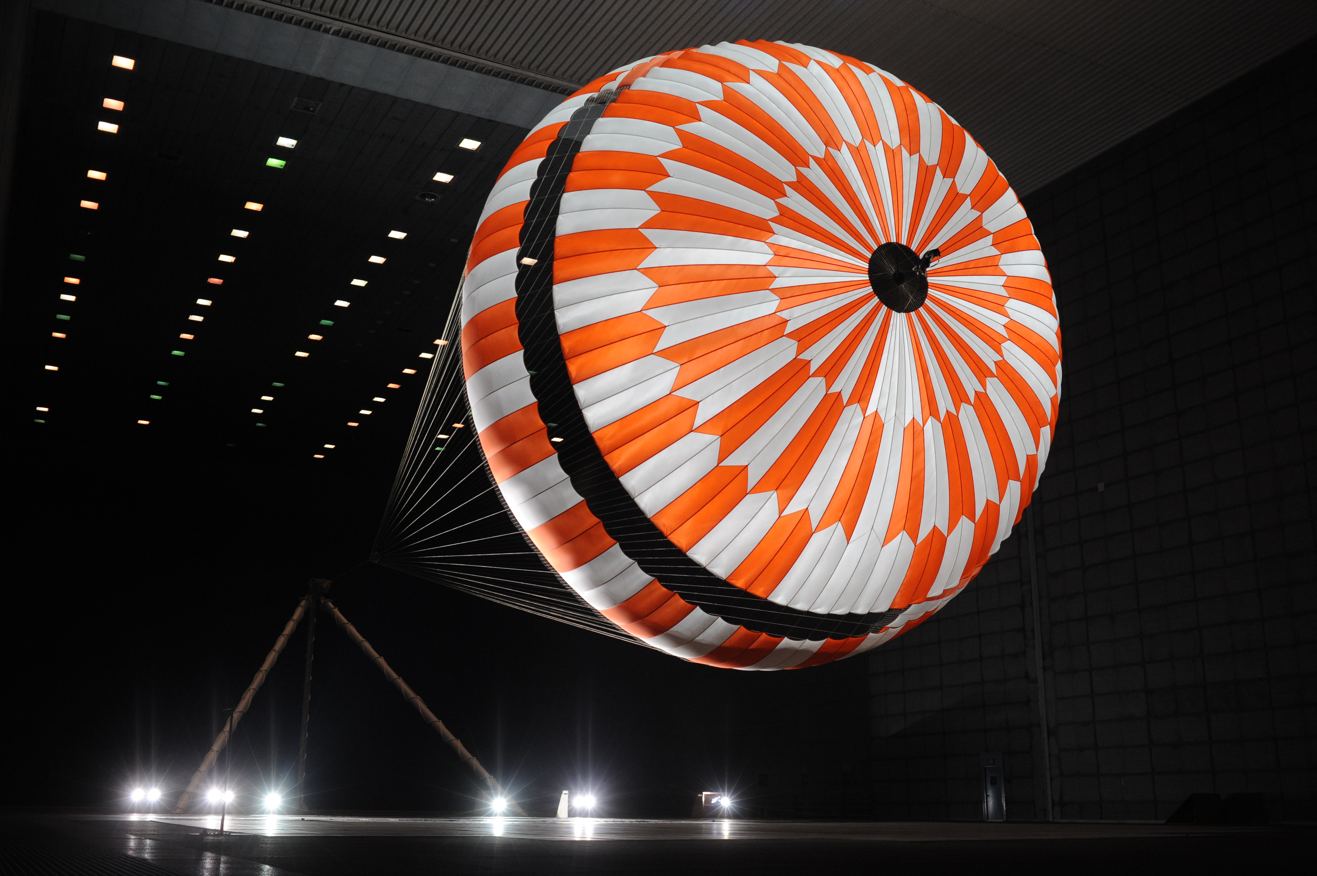Rapid inflation testing at NASA Ames facility. © Heathcoat Fabrics/ NASA.