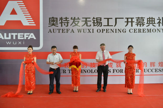 Autefa Solutions Wuxi, ribbon-cutting opening ceremony: Maoxin Ye, Vice President CHTC and CEO of Textile Machinery Unit and Dr Stefan Schlichter, CEO AUTEFA Solutions. ? Autefa Solutions