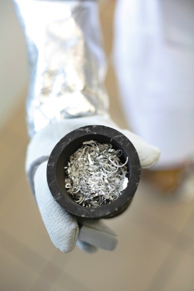 When textile PPE is tested under DIN EN ISO 9185, metal is measured into a crucible and melted. © Hohenstein Institute 