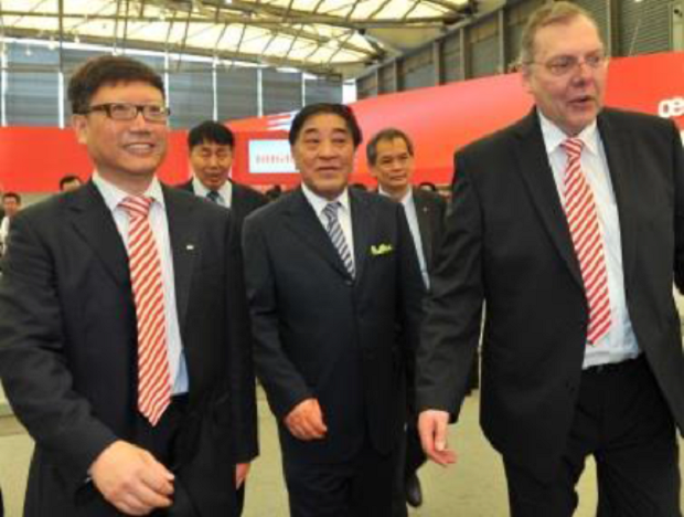 Wang Tiankai, President of CNTAC (in the middle), visited the Oerlikon booth in 2012 together with Oerlikon Manmade Fibers CEO Stefan Kross (right) and Oerlikon China President Wang Jun (left). © Oerlikon Manmade Fibres