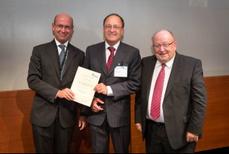 Martin Otto (middle) receives the award from Frederic van Houte, Director General CIRFS (left), right is Prof Dr Hilmar Fuchs (Board of Directors). © Teijin Aramid