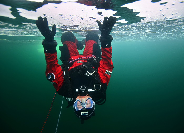 Diving in a dry suit of Kallweit GmbH with the new fabric of ContiTech underneath an ice cover. © Kallweit GmbH