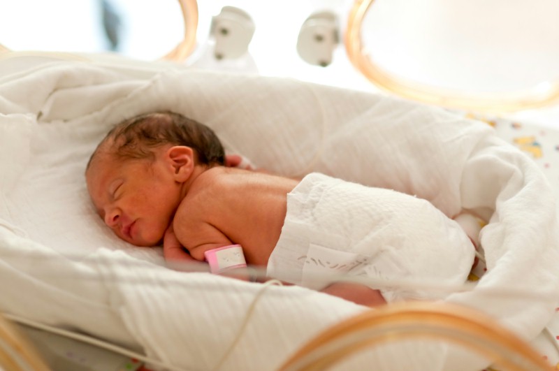 Until now, incubators have not been able to compensate for the lack of spatial confinement and sensory stimuli provided by the mother's womb. © Tobilander - Fotolia.com