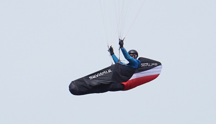 To control a paraglider, the pilot must shift his body weight, while maintaining muscle tension. This is achieved by pushing the feet against the harness’s footboard. © Skywalk