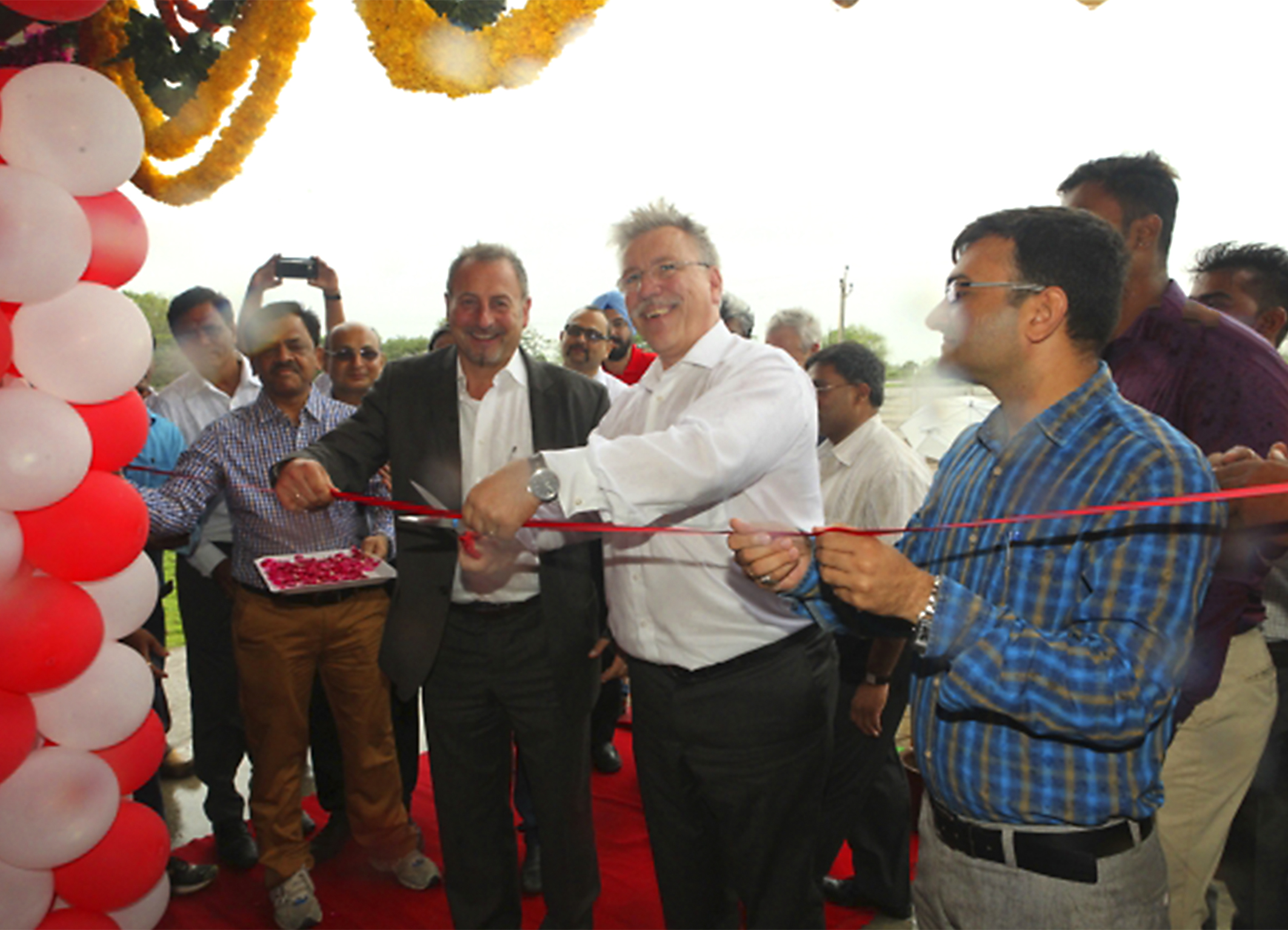 Sauer Components CEO, Spahlinger, inaugurating the Texparts facility. © Saurer
