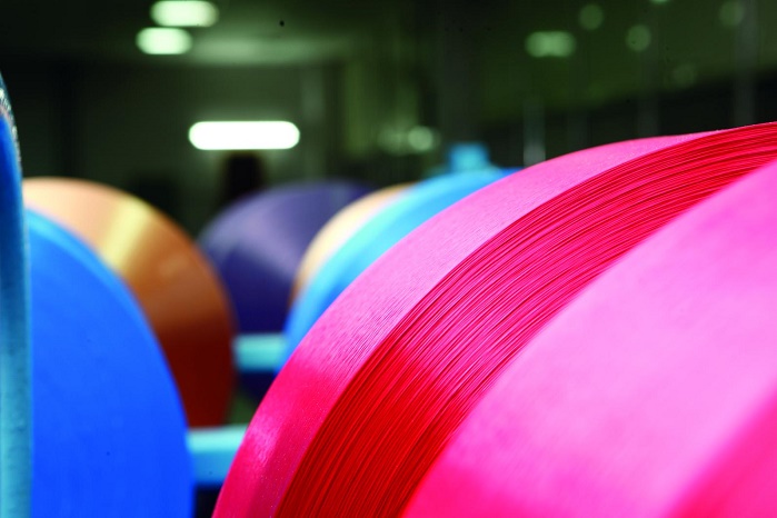 Oerlikon Barmag now offers solutions for the efficient production of spun-dyed polyester POY and FDY microfibre yarns when using the EvoQuench radial quenching systems. © Oerlikon Manmade Fibers