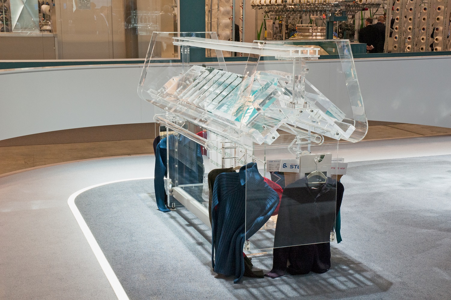 Groz-Beckert chose realistic seeming textile knitting machine made of acrylic glass for product presentation. © Groz-Beckert 