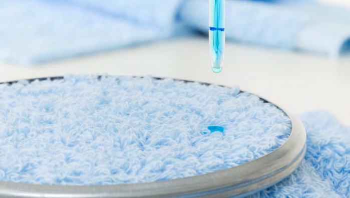 The drop test proves that textiles that have been treated with WETSOFT NE 750 are extremely absorbent. The emulsion penetrates to the base of the fabric, even with a long pile, which facilitates water uptake. © Wacker Chemie AG