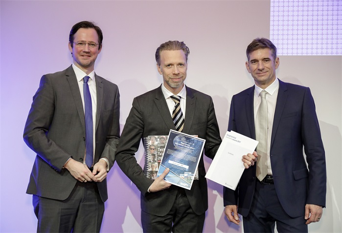 Coloreel receives the Texprocess Innovation Award. © Coloreel