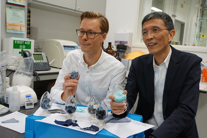 Erik Bang (H&M Founation) and Edwin Keh (HKRITA) in HKRITA lab. © H&M Foundation