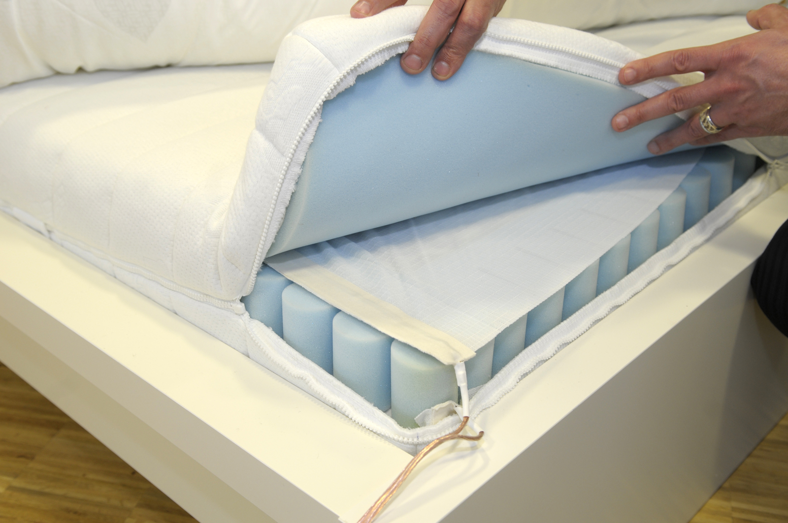 Anti dust mite mattress – a textile heating system creates hygrothermal conditions in which the arachnids never even become established