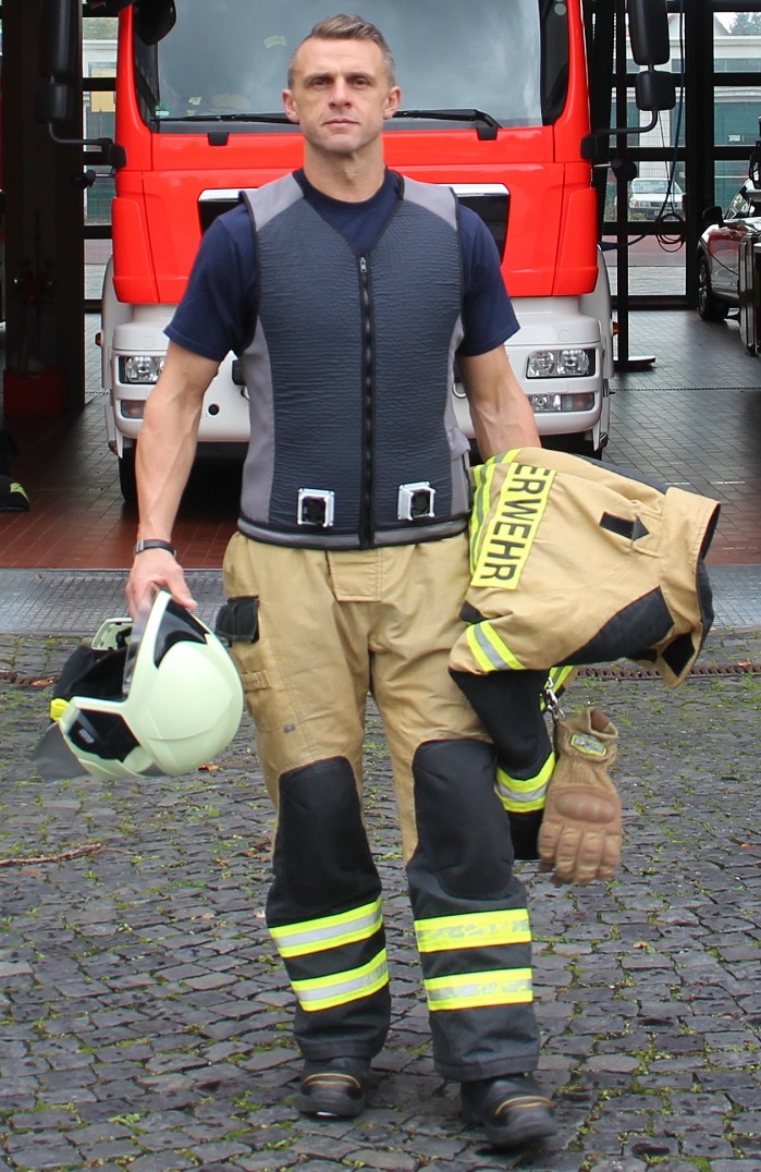 Firefighter wearing the cooling vest. © Teijin