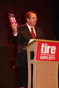 Wolfgang Schoeffl, Vice President Sales, Oerlikon Saurer, Allma Product Line, receiving the award in Cologne