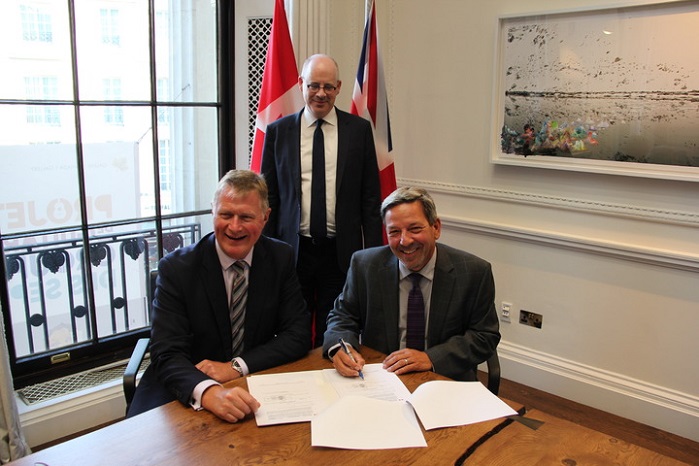 AMRC CEO Colin Sirett, left, signing the collaborative research agreement with Iain Stewart, President of the NRC, and FranÃ§ois Cordeau, right, Vice President of the Transportation and Manufacturing Division of the NRC. © AMRC