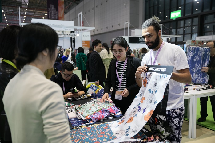 Business interaction at Intertextile Shanghai Apparel Fabrics. © Intertextile Shanghai Apparel Fabrics – Spring Edition