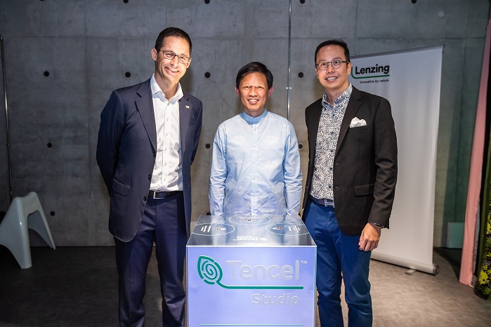 Lenzing-CEO Stefan Doboczky, Minister of Trade Chan Chun Sing and Mark Lee, President of the Textile and Fashion Federation Singapore (TaFF). © Lenzing AG