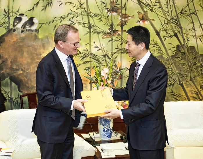 Wu Qing, Vice Mayor of the Shanghai Municipal Government & Jeff Gentry, Chairman and CEO for Invista. © Invista