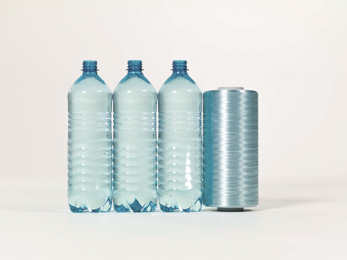 PET bottles are turned into tapes for plastic fabrics. © Starlinger