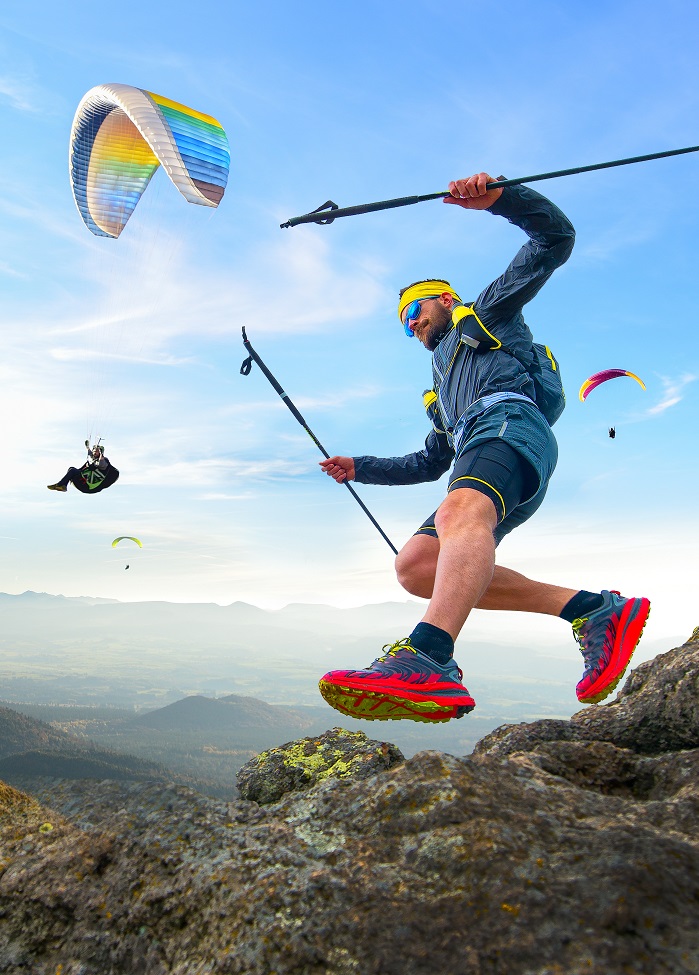A paraglider weighing less than a kilogram has triggered the imagination of many climbers and hikers. © Porcher