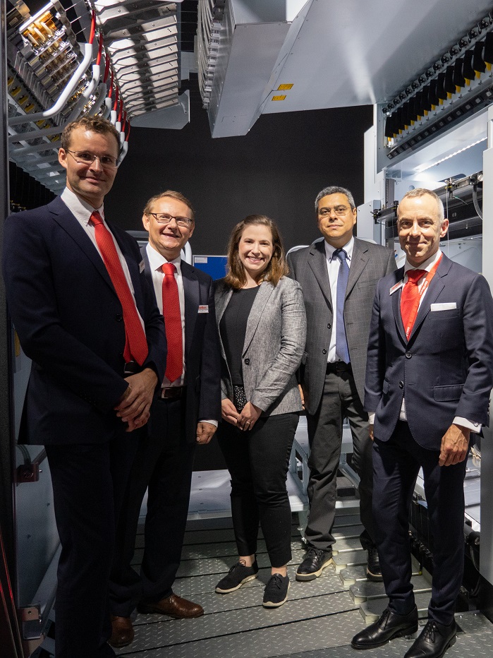 Convinced by the benefits of the new eAFK Evo texturing machine, Meredith Boyd (middle) and Edmir Silva from Unifi Manufacturing (second from right to left) . © Oerlikon