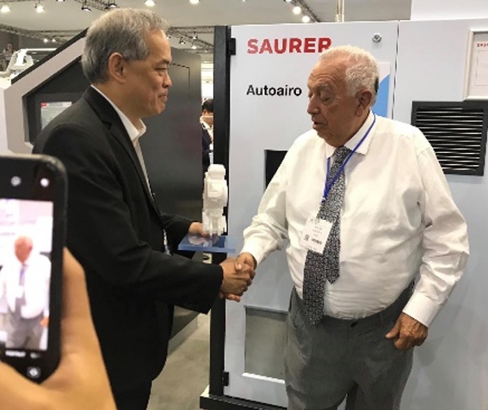 Mayer Zaga Galante, CEO of Zagis, shakes hands with Clement Woon, CEO of Saurer Group. © Saurer