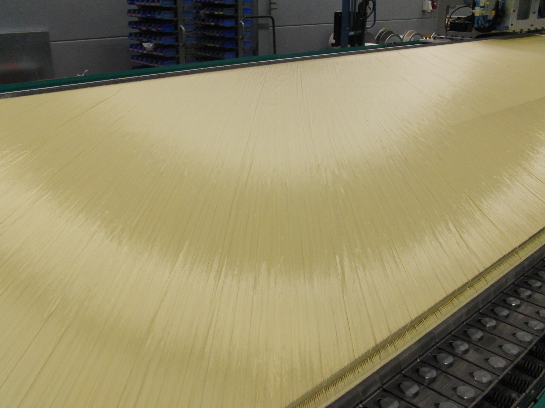 Biaxial aramid textile weighing 180 g/m2 on the COP MAX 5 Aramid before bonding at the knitting point. © Karl Mayer.