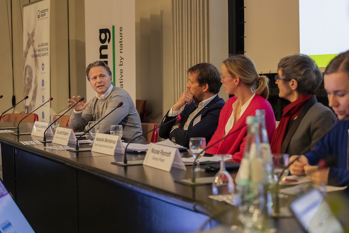 1st International Conference on Cellulose Fibres, Panel Discussion: Innovating Sustainable Lignocellulosic Feedstock; (L-R) Patrik Lundström, re:newcell (SE); Gundolf Klaehn, Partnership for Sustainable Textiles (DE); Isabelle Montanus, Esprit (DE/HK); Nicole Rycroft, Canopy (CA), Lara Dammer, nova-Institut (DE). ©nova-Institut GmbH.