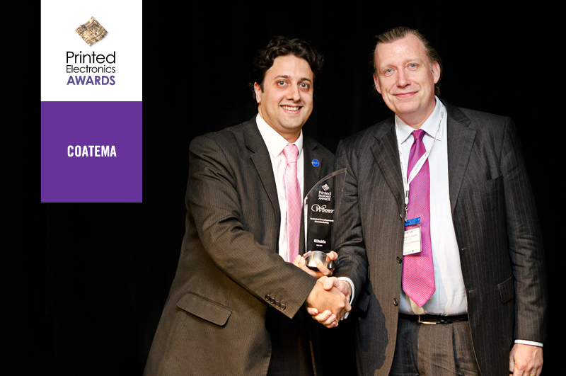 Raghu Das (CEO of IDTechEX) hands over the award to Thomas Kolbusch (Vice President, Coatema)