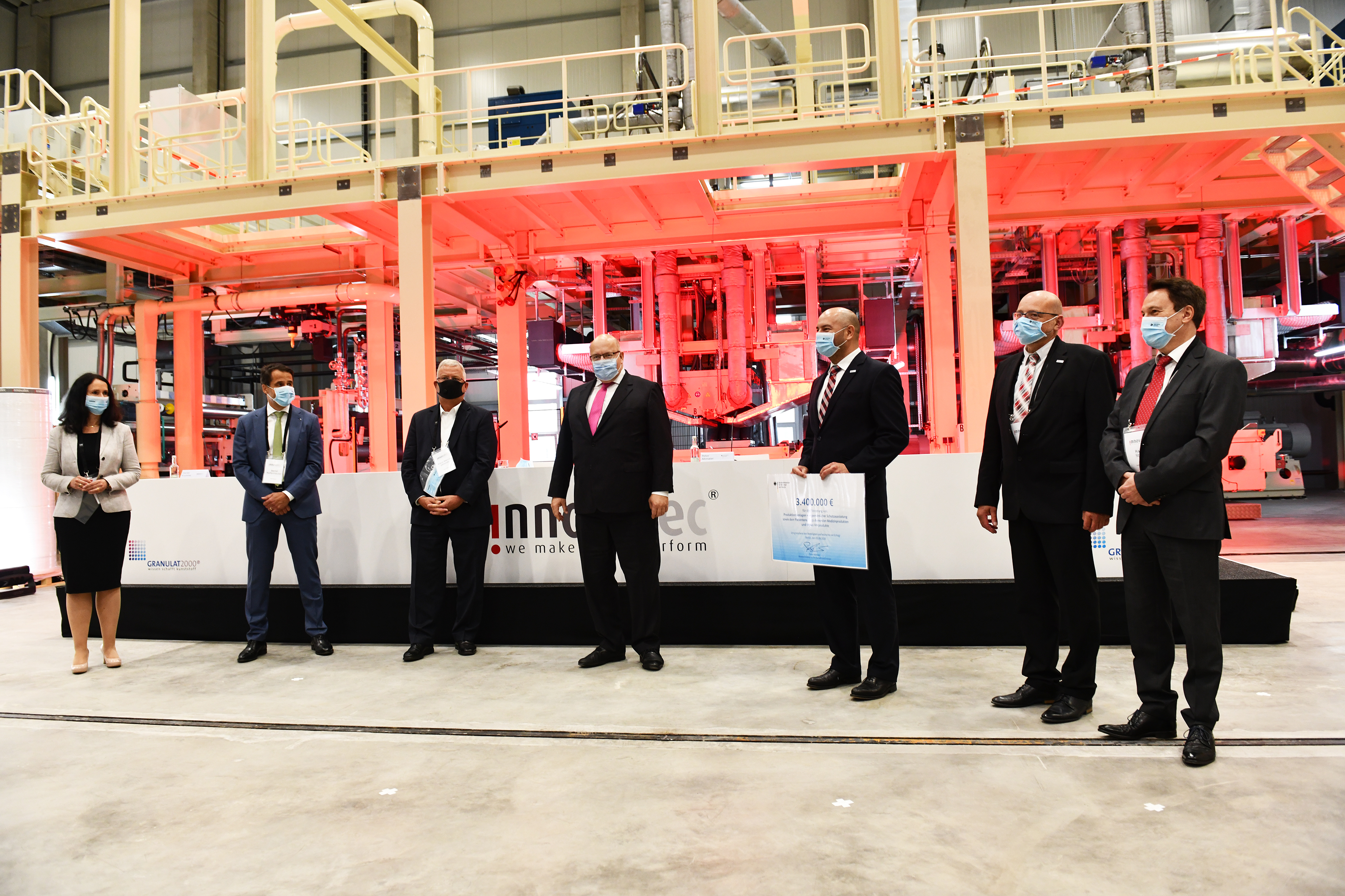 Germany's Federal Minister of Economics Peter Altmaier (4. from left) launching the Funding Program together with Rainer Straub, Head of Oerlikon Nonwoven (1. from right) Copyright/Photo: Matthias Hoffman.