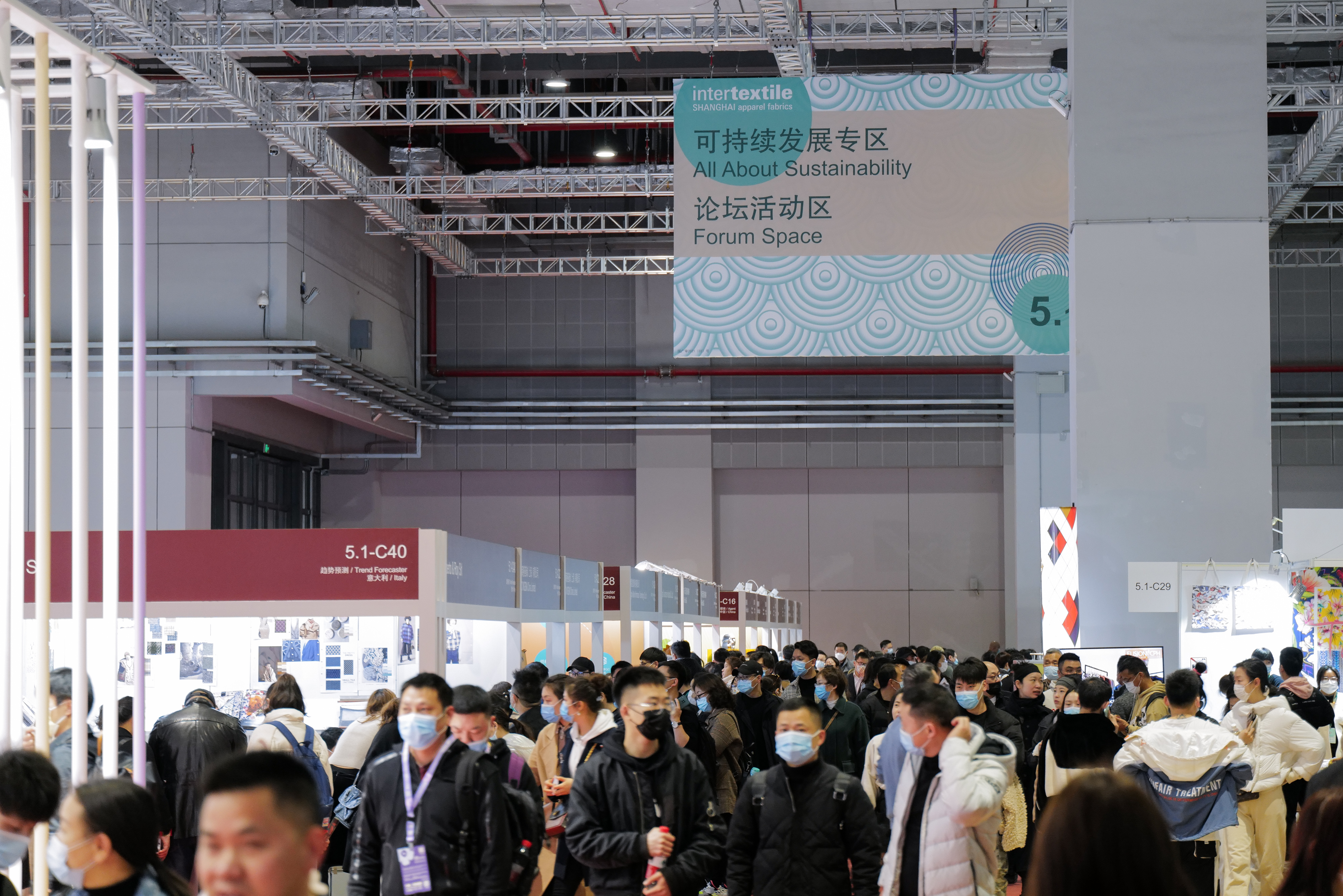 Crowds throng at Intertextile Shanghai Apparel Fabrics. © Messe Frankfurt