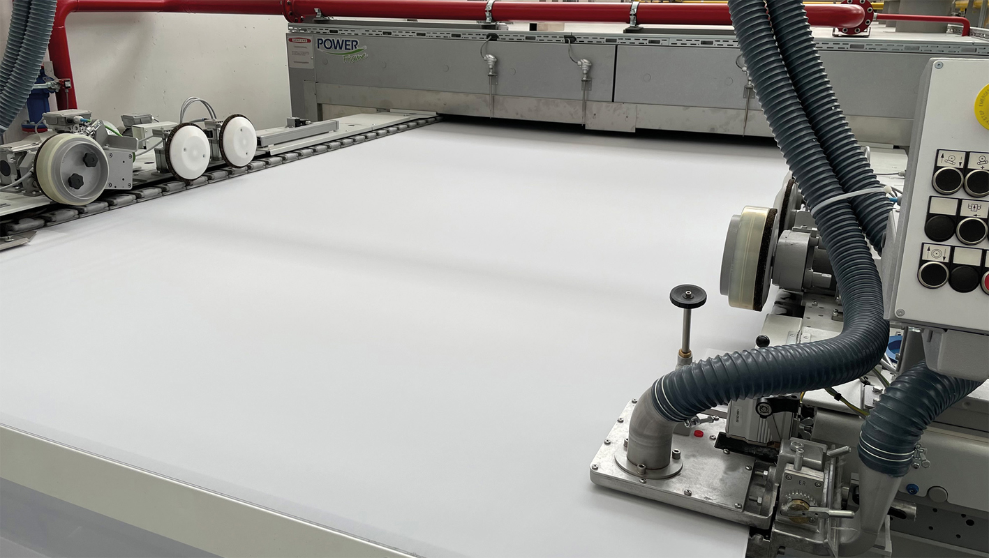 A straightening unit in a special design in front of the stenter     entry ensures correct and straight fabric flow. © Brückner