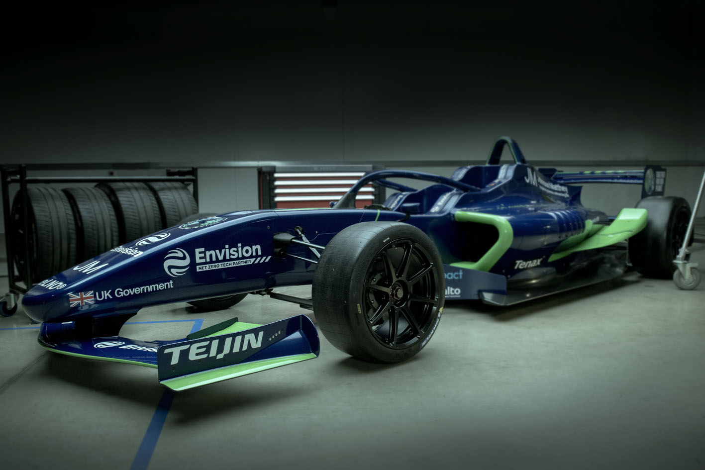The world’s first electric two-seater Formula One race car developed by Envision Racing Team in partnership with Johnson Matthey. © Teijin