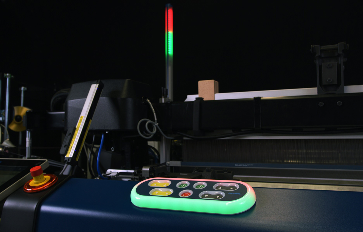 The colours of the programmable smart signal lights with stop timing functionality are now repeated around the push buttons, allowing even better visibility and the prioritisation of interventions by the weaver. © Picanol