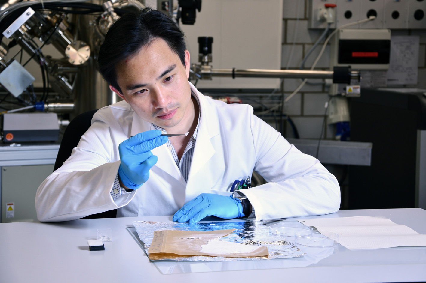 Empa researcher Fei Pan is working on a membrane made of nanofibres that releases medication only when the material heats up. © Empa