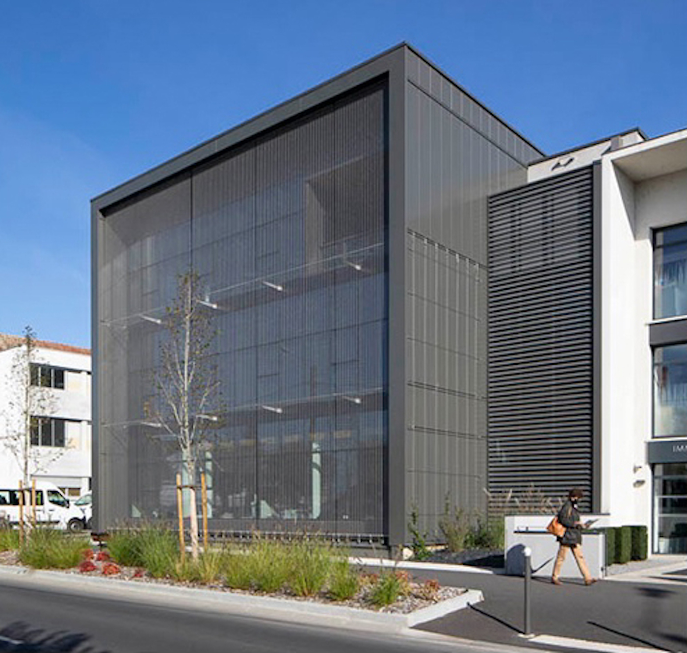 The façade of the Imagerie Médicale Ducloux building in France. © David Aubert