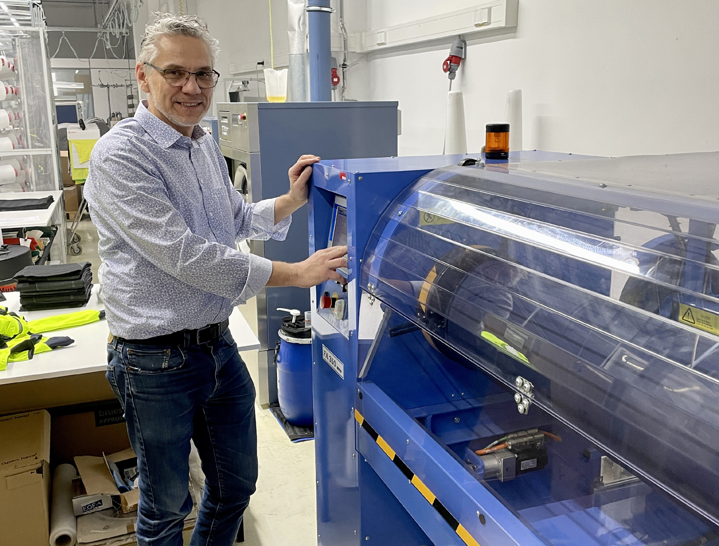 Löffler Plant Manager Arnold Bowier at the control of the FA350 automatic roll slitter. © Löffler