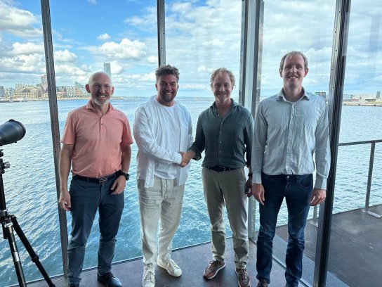 Members of the Fiberpartner and Pond teams announce the new agreement. © Fiberpartner