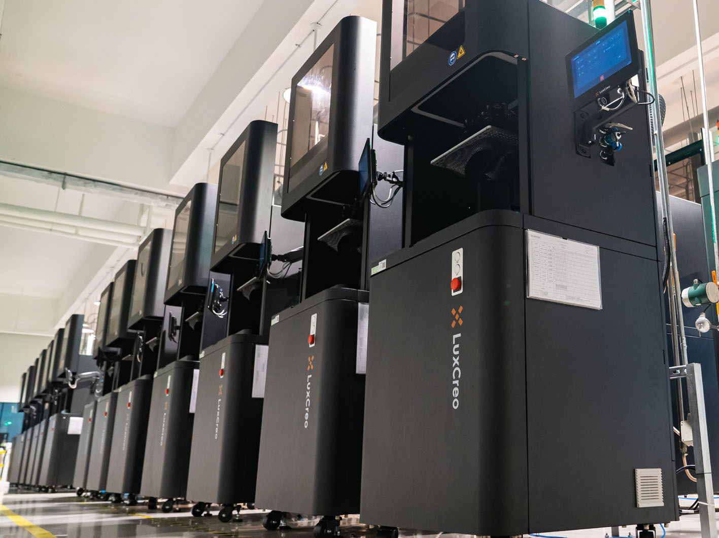 LuxCreo’s Smart Factory Production Service ensures manufacturing consistency from batch-to-batch at high yields. © LuxCreo