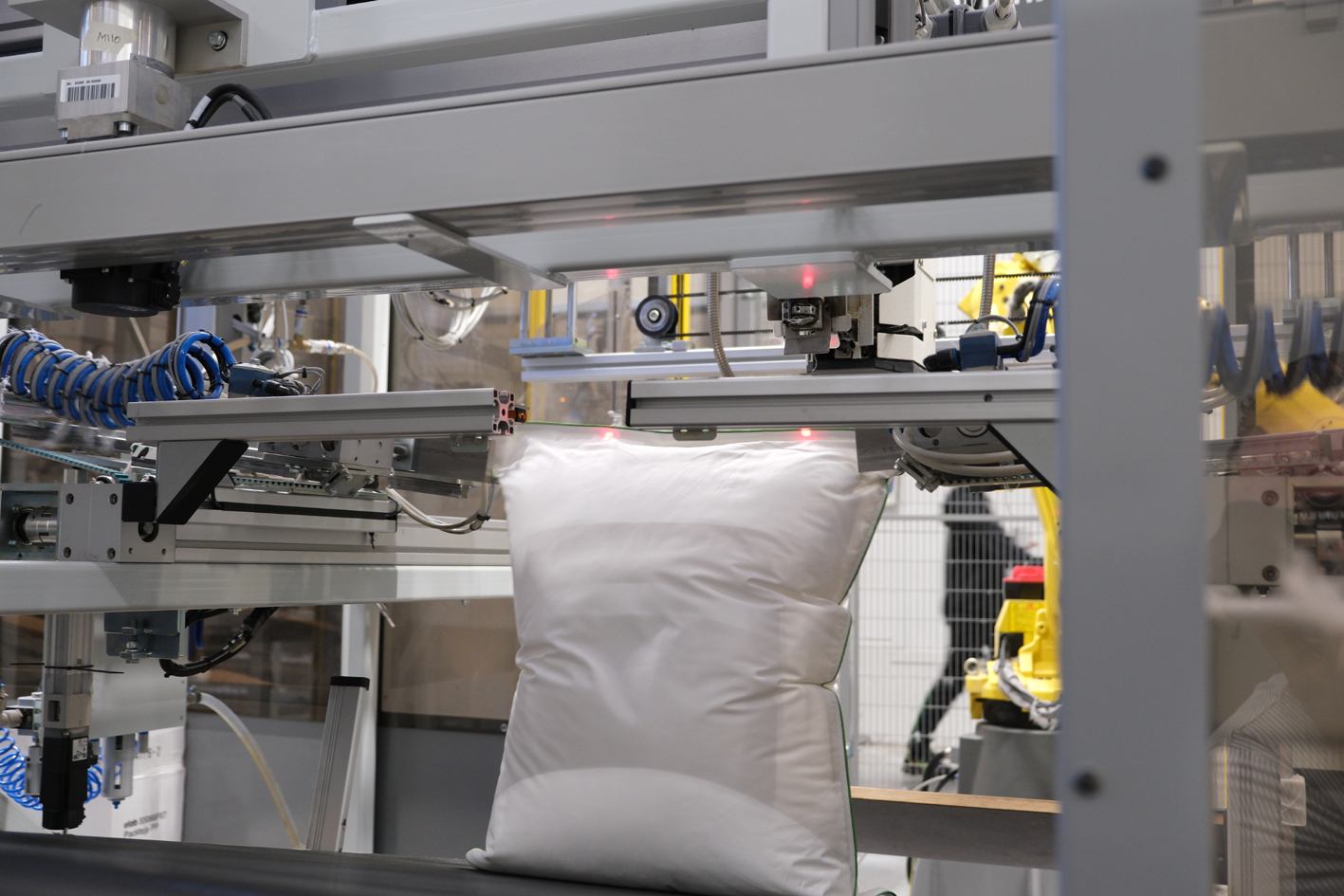 The line configuration enables the completely seamless fibre handling, filling, sewing and packing of pillows. © Värnamo