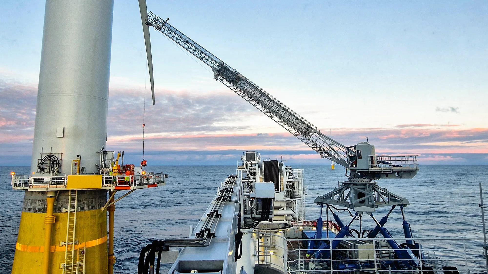 Ampelmann composite telescoping boom. © Ampelmann Ampelmann composite telescoping boom. © Ampelmann