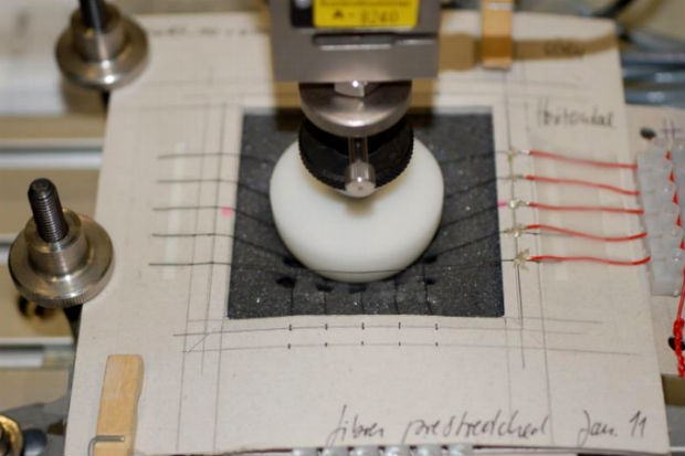 The fibres for measuring contact pressure are produced at Empa. A constant current flows through the individual fibres; if the fibres stretch, their electrical resistance changes. ©Empa