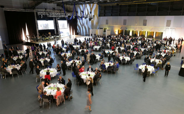 More than 460 guests from politics, the economy and society had accepted the nonwoven manufacturer’s invitation to the Freiheitshalle gala evening. © Sandler 